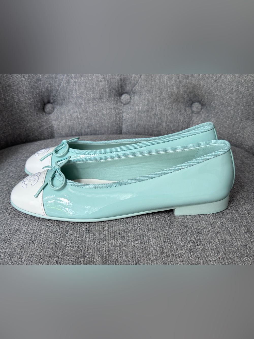 2026 CHANEL TURQUOISE PATENT LEATHER WHITE CC LOGO CAPTOE BALLET FLATS size 37C - Picture 11 of 16